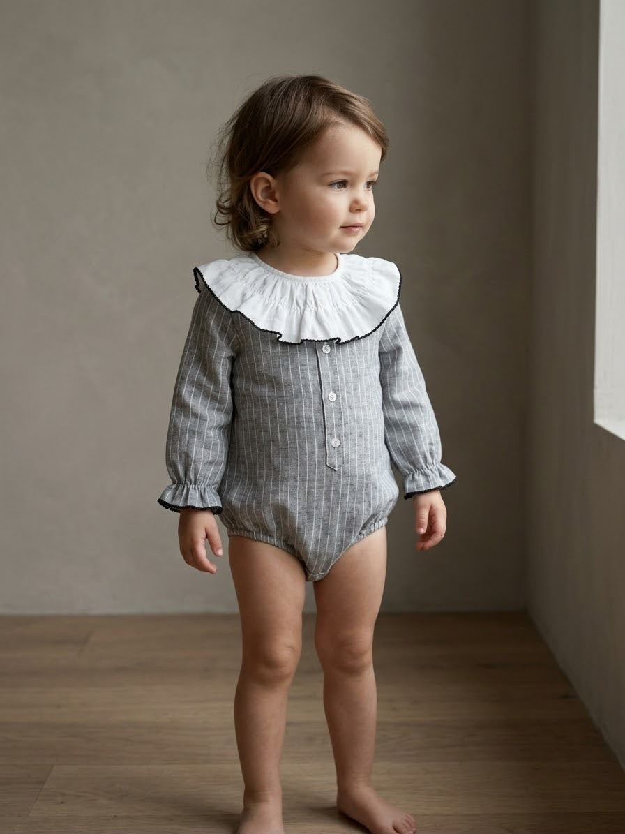Pelele con cuello blanco - Lluvia