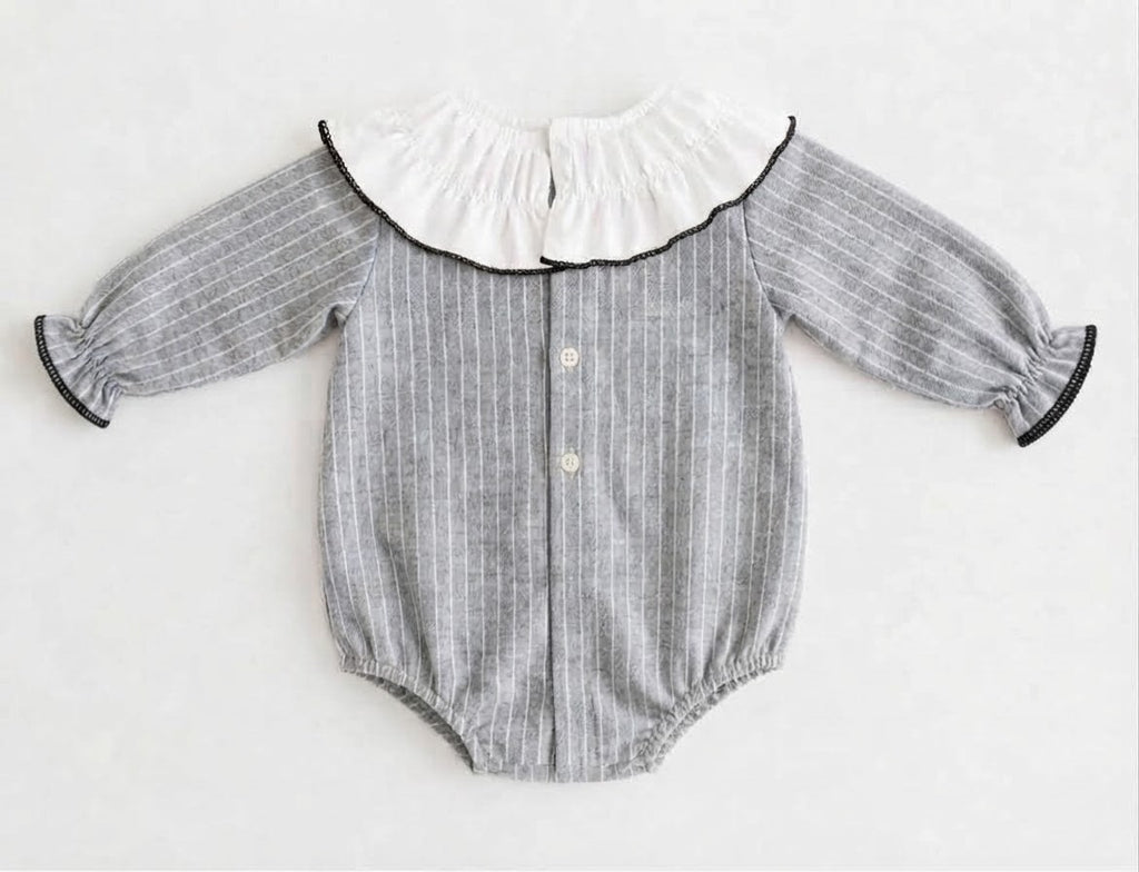 Pelele con cuello blanco - Lluvia