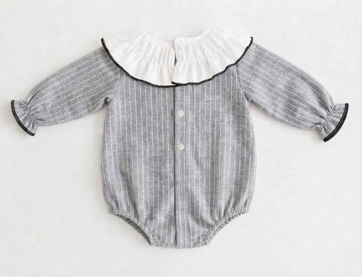 Pelele con cuello blanco - Lluvia